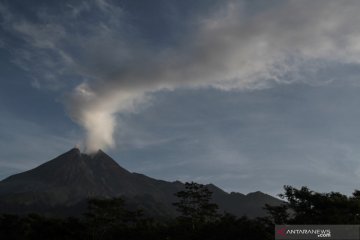 Gunung Merapi erupsi dengan tinggi kolom 3.000 meter