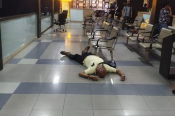 Petugas evakuasi warga pingsan di SPKT Polda Metro Jaya