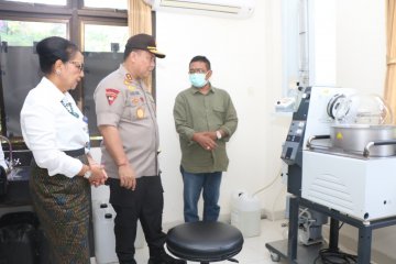 Polda Bali-Unud siapkan disinfektan dan hand sanitizer dari arak Bali