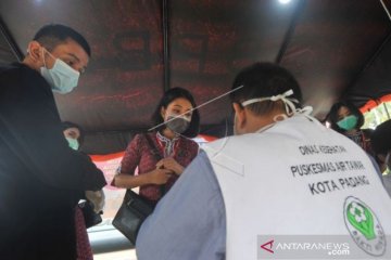 PERKETAT PEMERIKSAAN PINTU MASUK KE PADANG