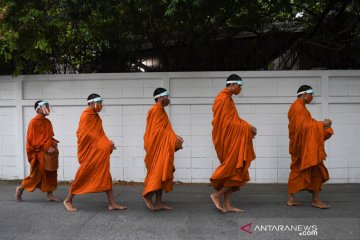 Biksu mengumpulkan sedekah di tengah ancaman COVID-19 di Thailand