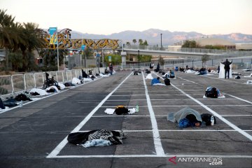 Tunawisma tidur di tempat parkir di tengah wabah COVID-19 di AS