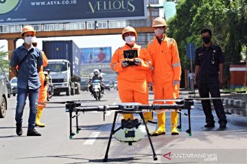 Pemkot Bekasi gunakan drone semprot jalan protokol dengan disinfektan