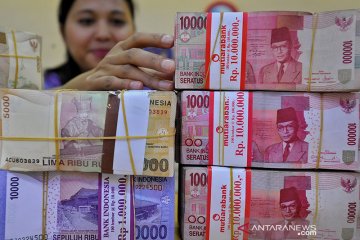 Rupiah terus melemah, pasar menunggu hasil rapat bank sentral AS