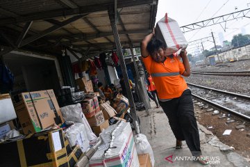 Jasa pengiriman logistik lewat kereta api turun