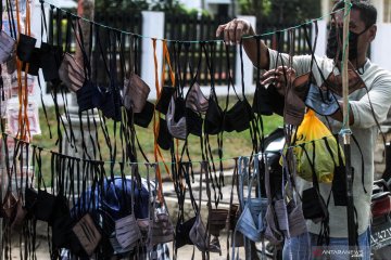 Pedagang masker dekat titik periksa Jaktim alami penurunan pendapatan