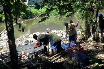 Mengundang kesadaran warga agar tak mengotori Sungai Loji