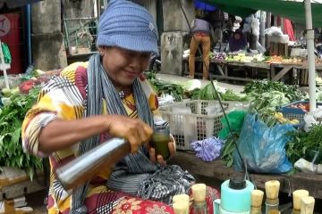 Penjual Jamu di Pasar 16 Ilir Palembang perbanyak stok jamu