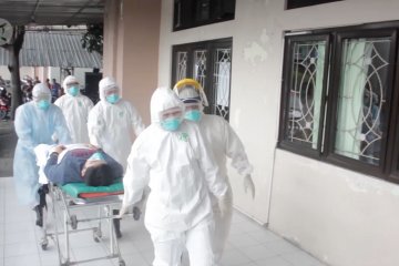 RSUD Moewardi produksi baju hazmat secara mandiri