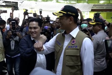 Salam siku antara Erick Thohir dan Doni Monardo