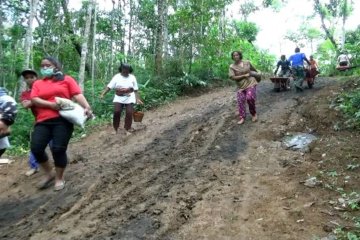 Semangat kaum ibu di TMMD Kulon Progo