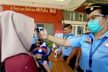 Cegah penularan COVID-19, petugas periksa suhu tubuh pengunjung rutan