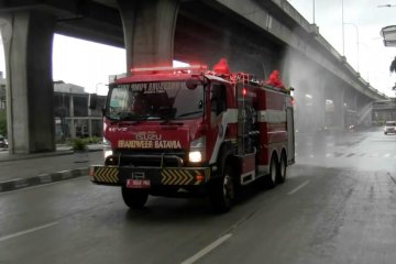 Jalan protokol di Jakarta Utara disemprot cairan disinfektan