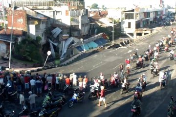 Jembatan Jompo ambruk, sembilan ruko di pusat Kota Jember hancur