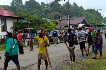 Kantor Bupati Waropen dirusak massa pasca Bupati jadi tersangka