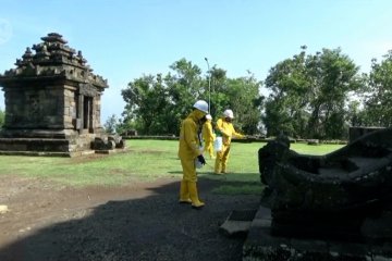 Cegah COVID-19, Situs candi di Sleman disemprot disinfektan