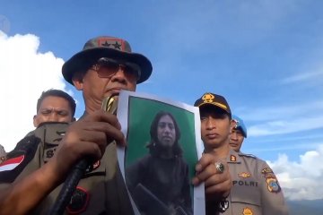 Dua anggota kelompok MIT Poso menyerahkan diri