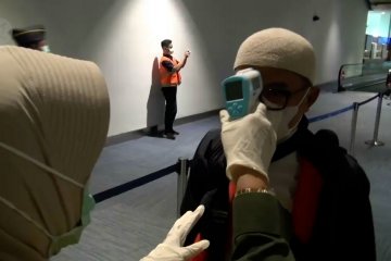 Petugas periksa penumpang tiba di Bandara Soetta dengan thermogun