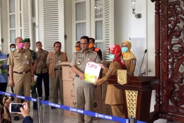 Anies serahkan 40 ribu APD ke RS-Puskesmas di DKI