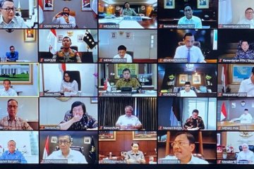 Melalui video conference, Presiden ingatkan kepala daerah tentang kebijakan dampak COVID-19