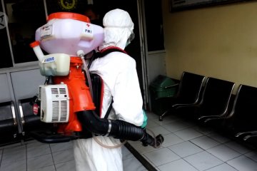 Objek vital disemprot disinfektan oleh PMI Tangerang