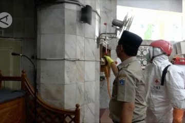 Masjid Jami Kebon Jeruk yang jadi lokasi isolasi disemprot disinfektan