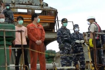 Tim gabungan cek kesehatan 22 ABK kapal asing yang ditangkap