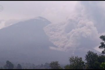 Gunung Semeru kembali muntahkan awan panas