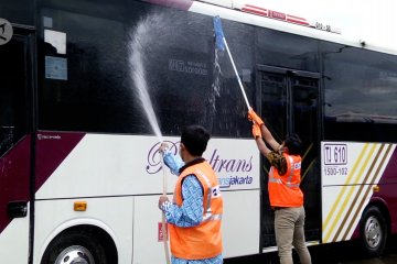 Cegah corona, bus TransJakarta disterilkan tiap hari