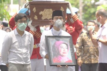 Jenazah Ibunda Jokowi dibawa ke pemakaman keluarga