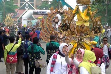 Kemeriahan parade Banjarmasin Sasirangan Festival 2020