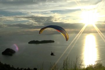 Menikmati sore di Puncak Paralayang Kota Padang