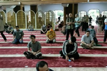 Sholat Jumat dengan jarak antar makmun sejauh satu meter