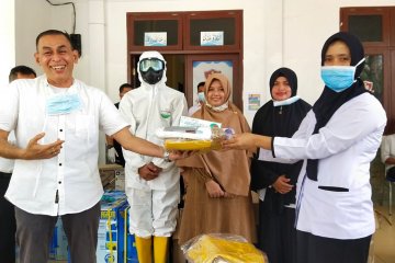Pemkab Aceh Besar distribusikan APD dan disinfektan
