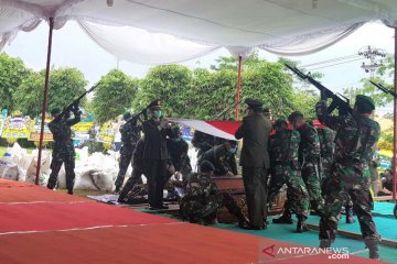 Pangdam Diponegoro pimpin upacara pemakaman Bob Hasan