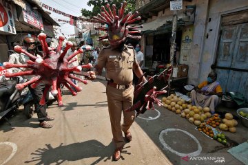Begini cara polisi di India imbau warga untuk tetap jaga jarak aman