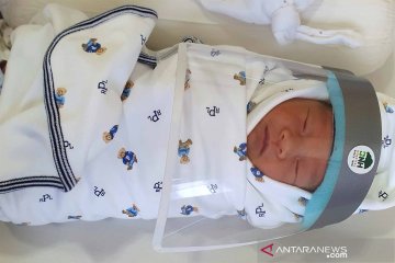 Pandemi COVID-19, bayi baru lahir pun dipakaikan alat pelindung wajah