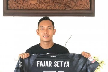 Kiper Persik lelang jersey bantu atasi COVID-19