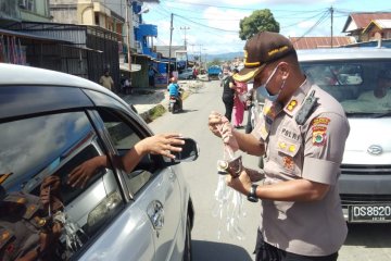 Polisi-DPRD Jayapura bagi 1.000 masker cegah COVID-19