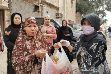 WNI pekerja informal terima bantuan bahan pangan dari KBRI Kuwait