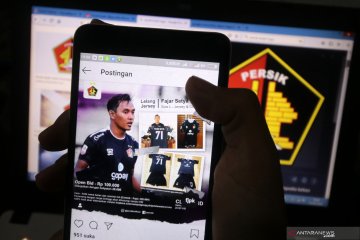 Kiper Persik Kediri lelang jersey miliknya untuk bantu penanganan COVID-19