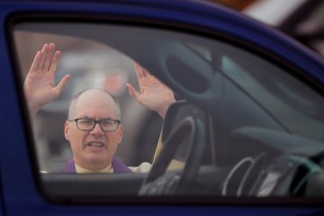 Pastor terima pengakuan dosa lewat layanan "drive in" di Polandia
