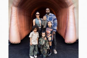Kim Kardashian batal tambah anak setelah #stayathome