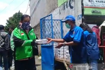 Polsek Senen berbagi makanan kepada warga tidak kerja dari rumah