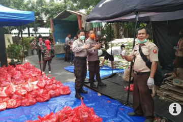 Polda Lampung dan Masyarakat Peduli COVID-19 membagikan sembako