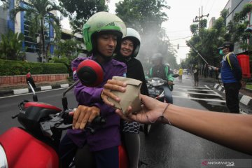 Bagi nasi bungkus kepada pengemudi ojek daring