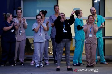 Warga Inggris bertepuk tangan apresiasi para petugas medis