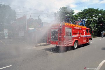 Penyemprotan disinfektan di jalan utama kota Bogor