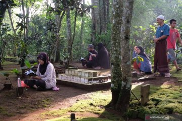 Tradisi bersih makam sambut Ramadan