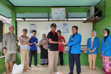 Fakultas Farmasi Universitas Pancasila bagikan hand sanitizer gratis